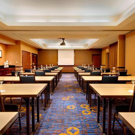 Отель Courtyard By Marriott Madison East Экстерьер фото