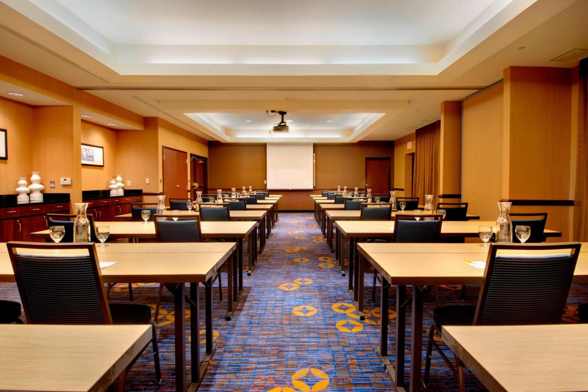 Отель Courtyard By Marriott Madison East Экстерьер фото
