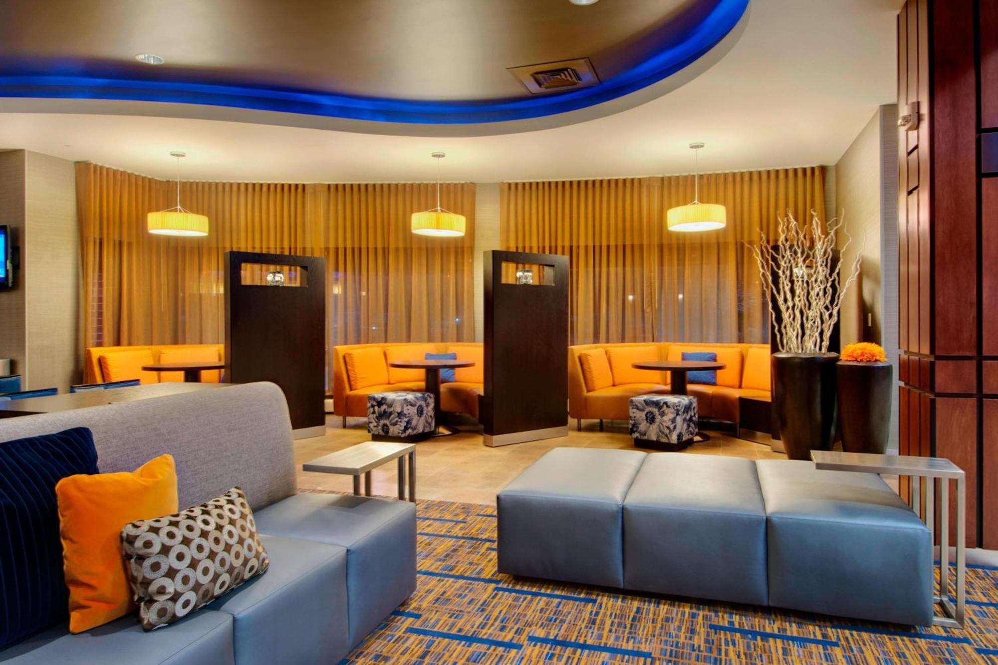Отель Courtyard By Marriott Madison East Экстерьер фото