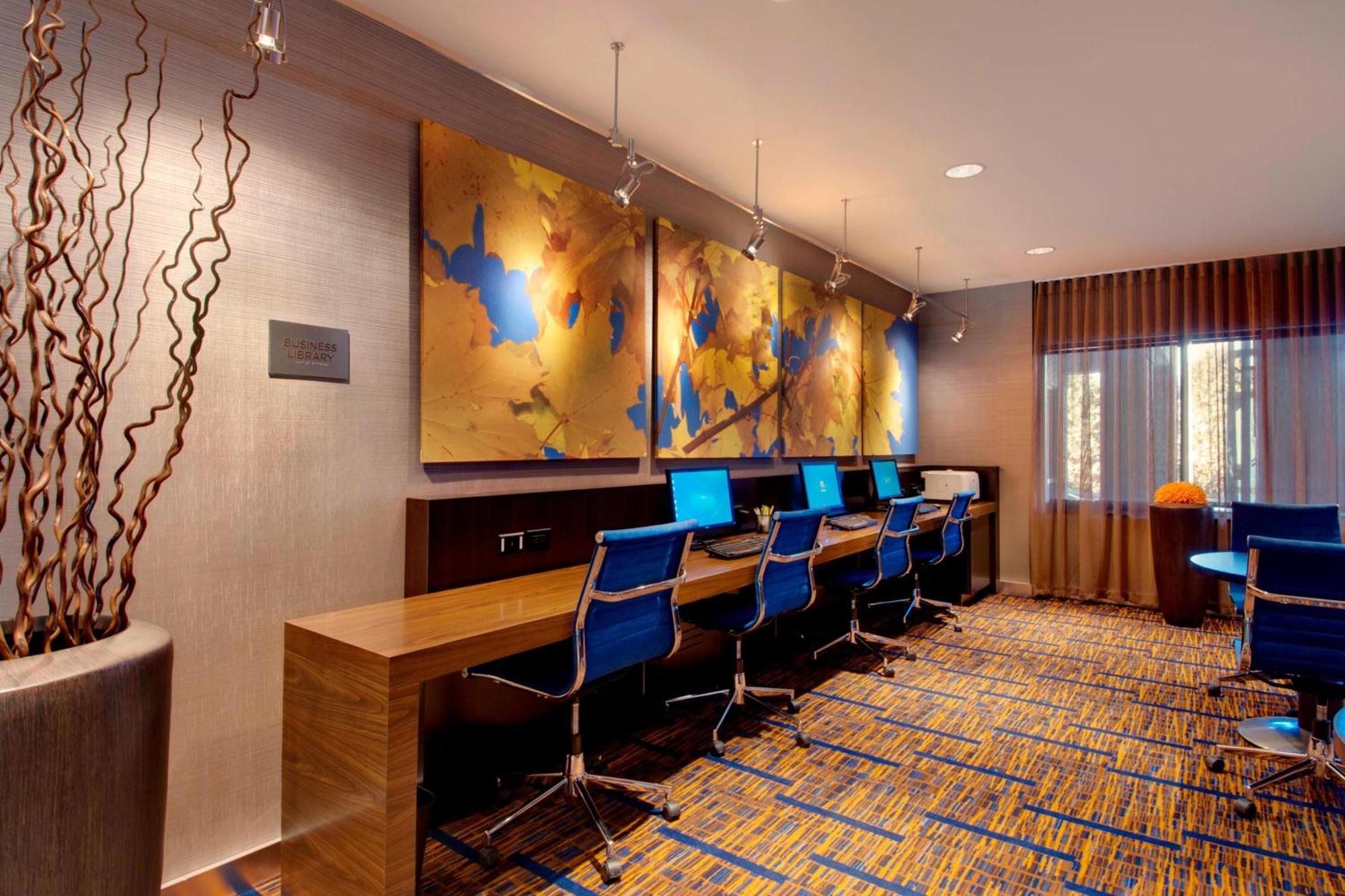Отель Courtyard By Marriott Madison East Экстерьер фото