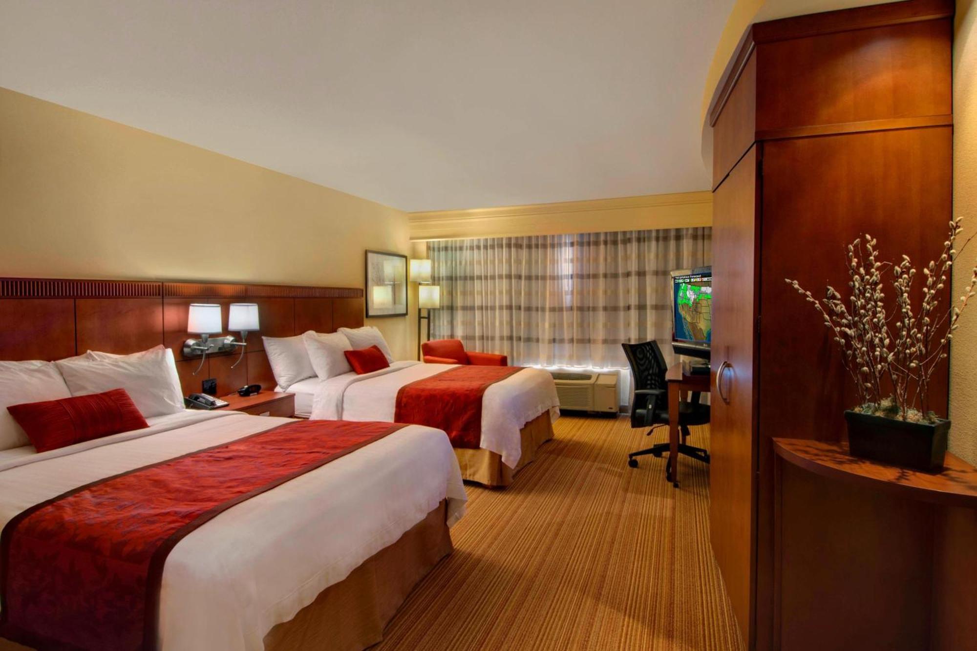 Отель Courtyard By Marriott Madison East Экстерьер фото