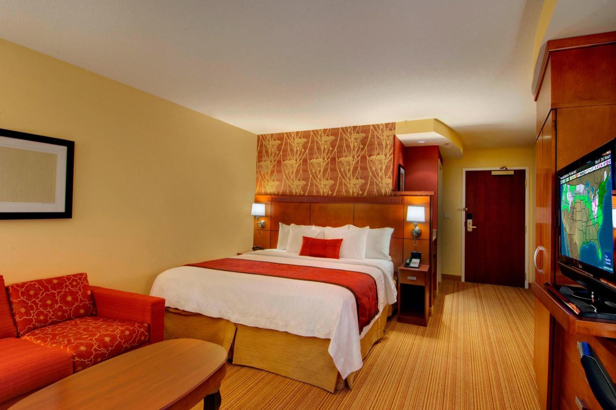 Отель Courtyard By Marriott Madison East Экстерьер фото
