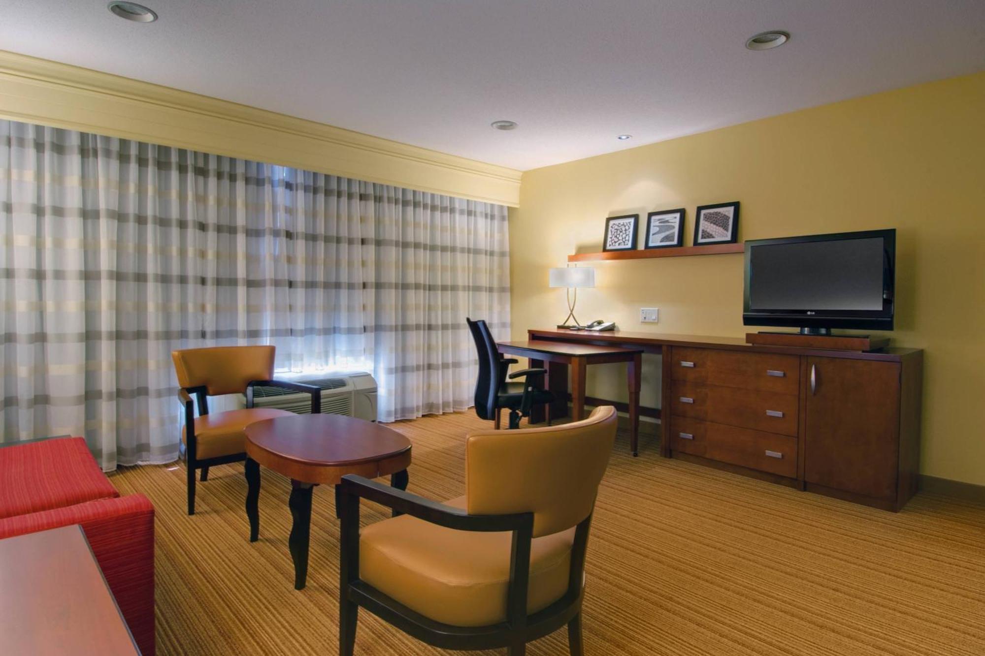 Отель Courtyard By Marriott Madison East Экстерьер фото