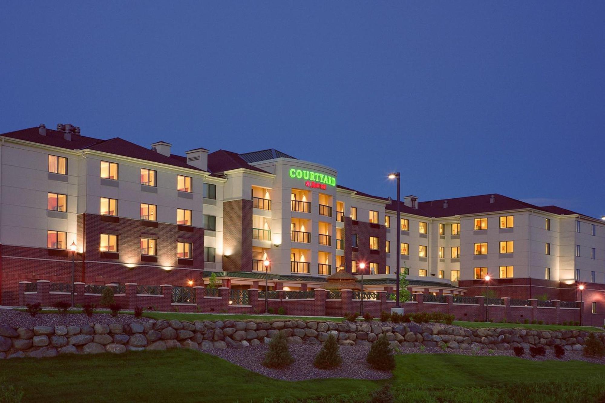 Отель Courtyard By Marriott Madison East Экстерьер фото