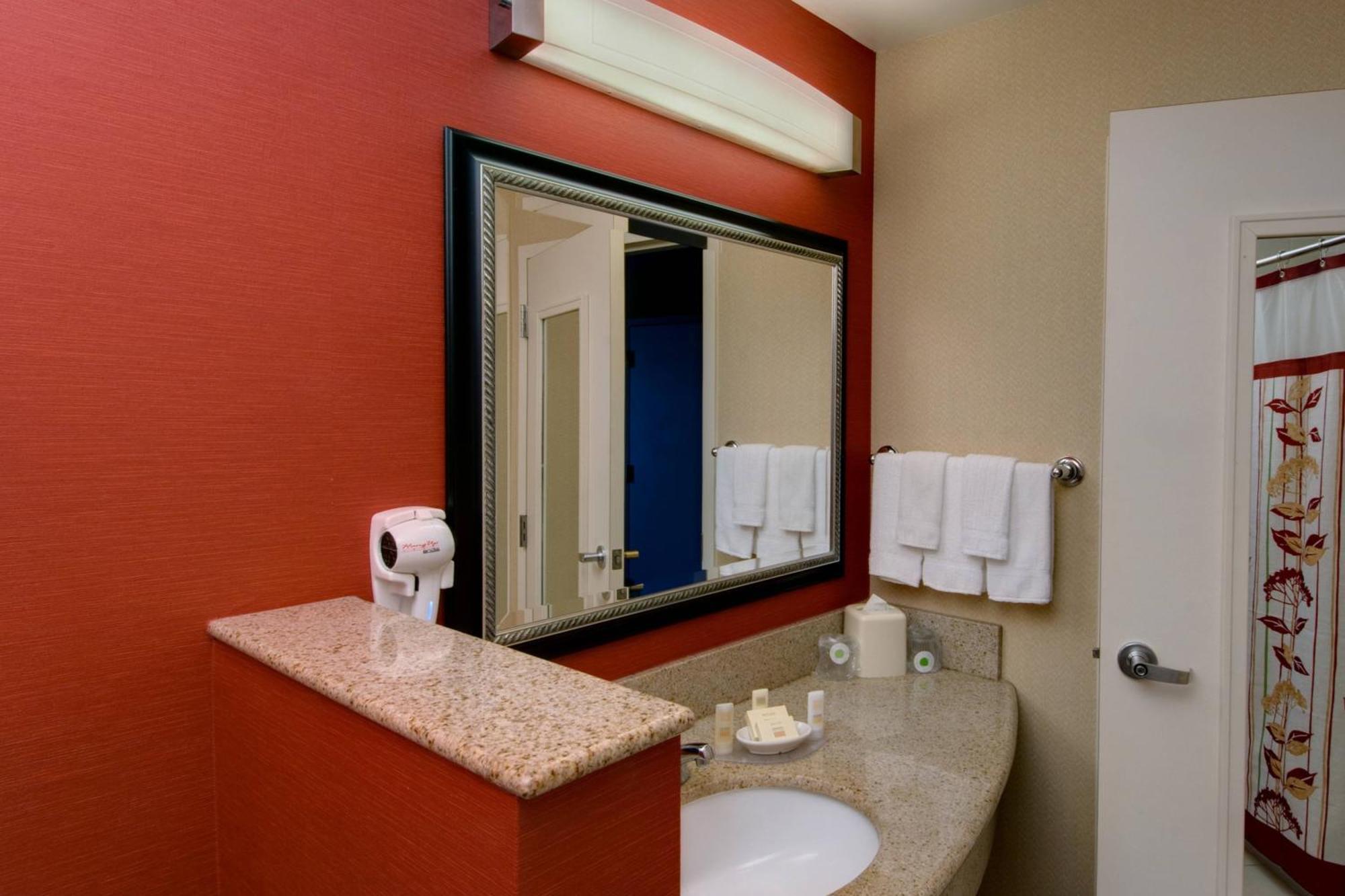 Отель Courtyard By Marriott Madison East Экстерьер фото