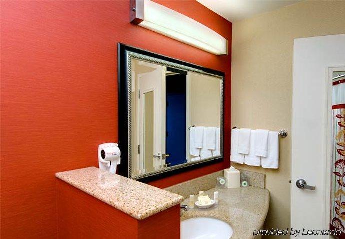 Отель Courtyard By Marriott Madison East Экстерьер фото